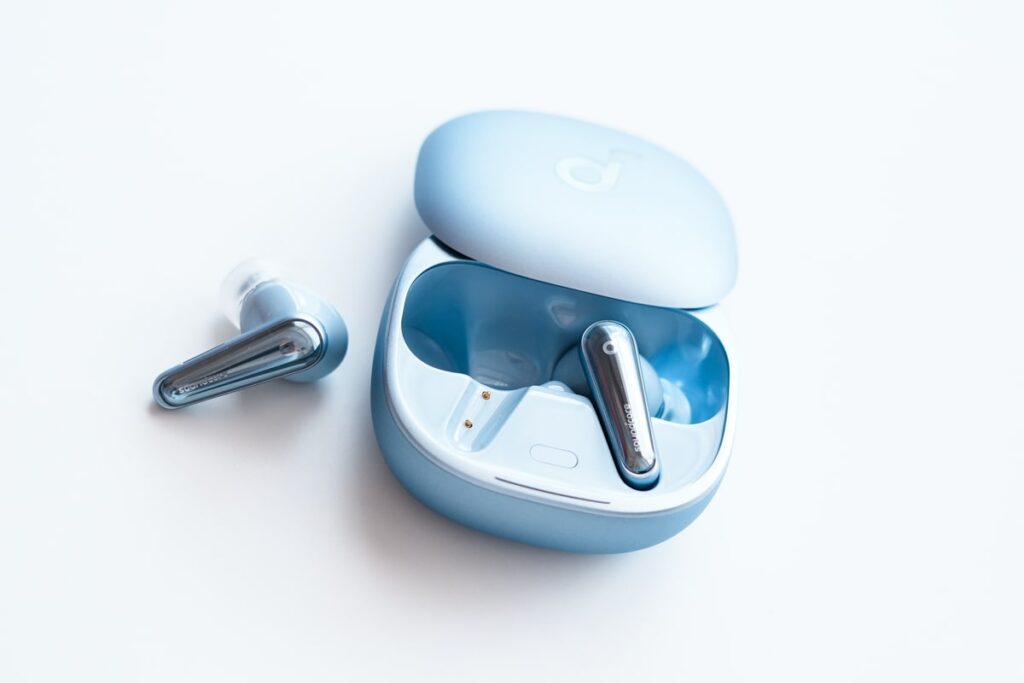 しっかりマルチポイント接続に対応していて、さらにワイヤレス充電もOK