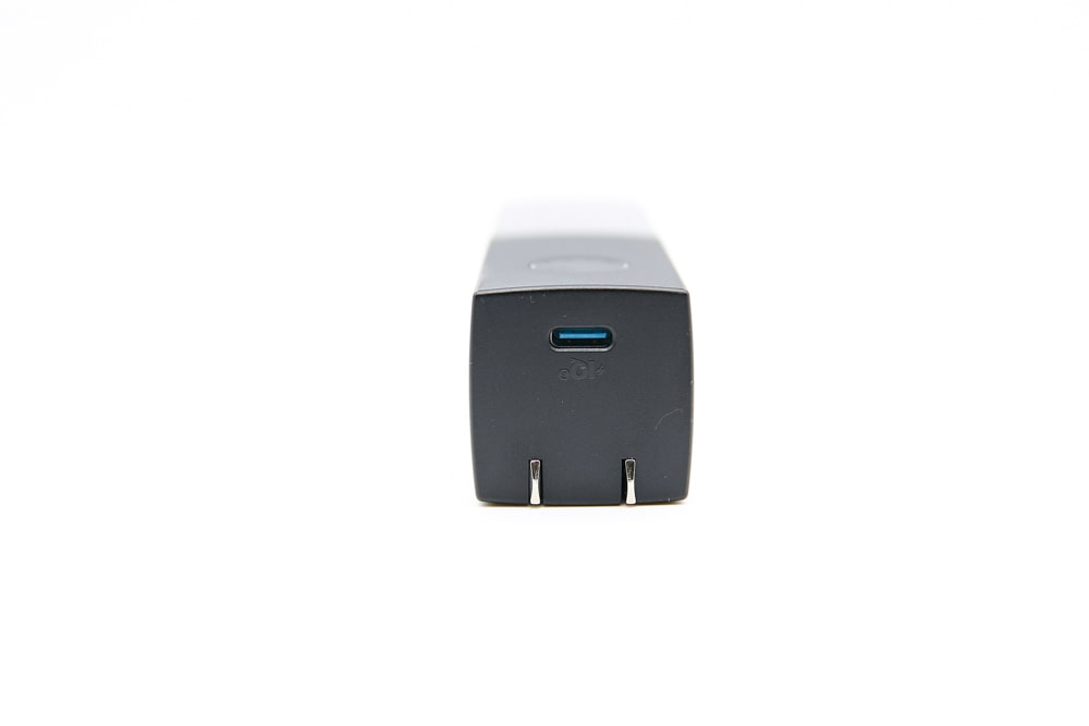 コンセントの形状や空き具合によっては使えない|Anker 511 Power Bank モバイルバッテリー搭載USB充電器