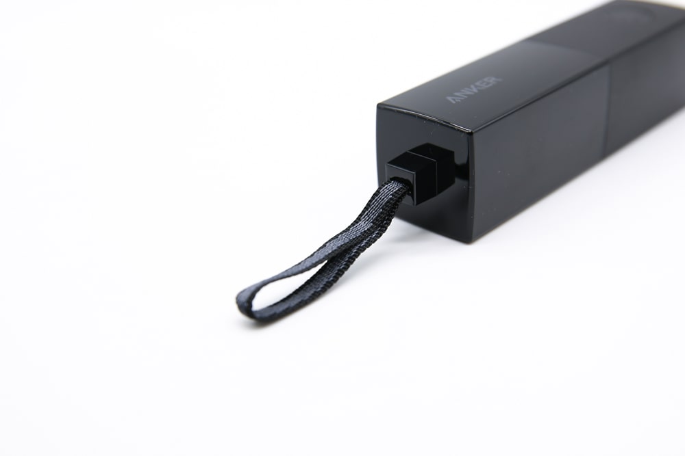 ストラップ付きで持ち運びにも便利|Anker 511 Power Bank モバイルバッテリー搭載USB充電器