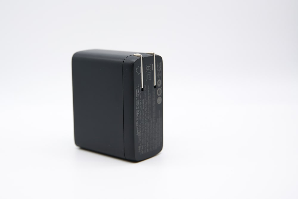 プラグを折りたためるため、持ち運ぶにも便利|Anker 736 Charger (Nano II 100W)3ポート急速充電器