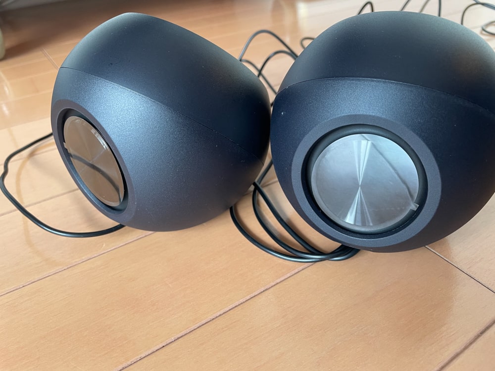 本体背面にはパッシブラジエーター
