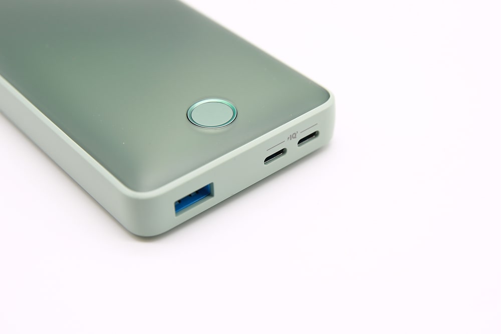 急速充電対応で、接続機器にもモバイルバッテリー自体へも速く充電ができる