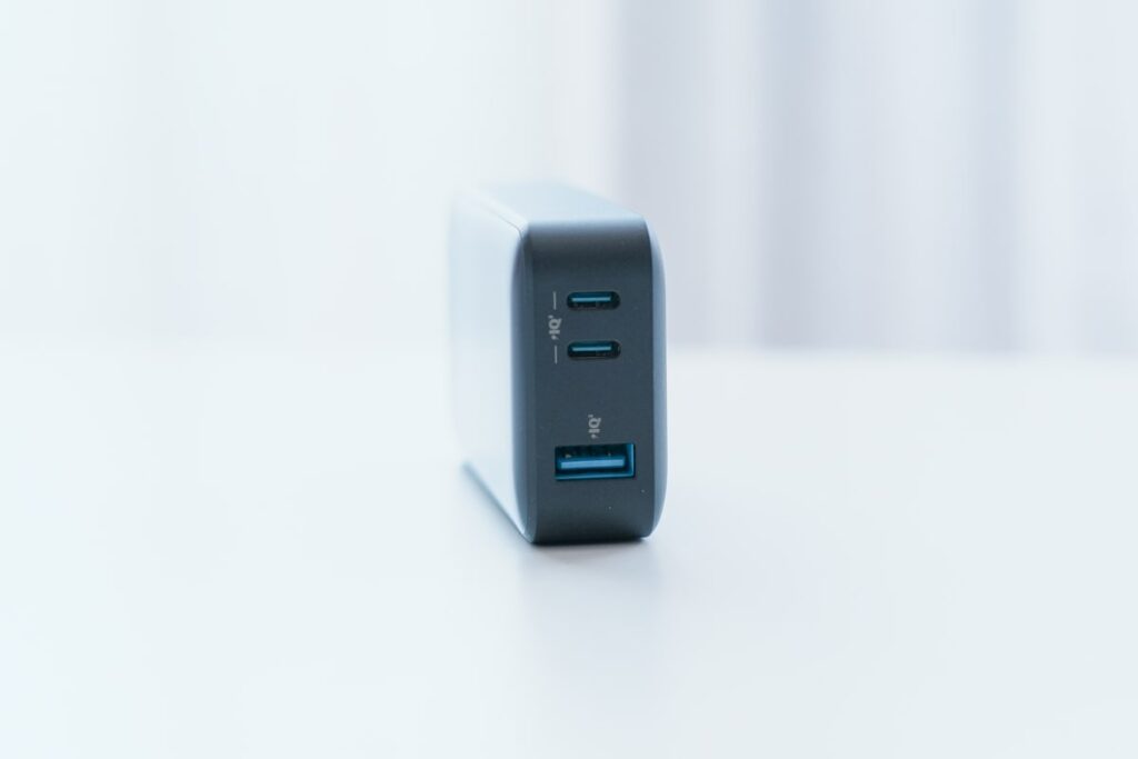 USB-A、USB-C x 2のポートで3台の機器が充電可能