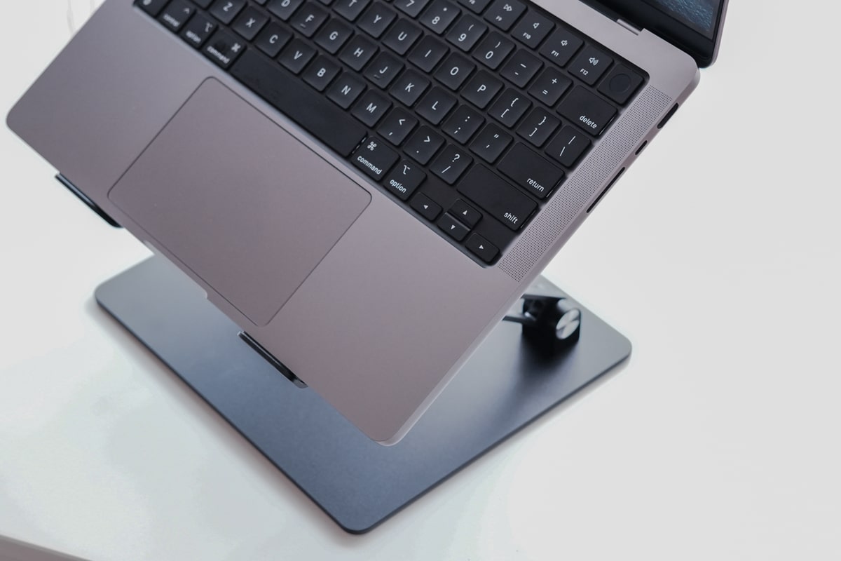 【レビュー】MOTTERU ノートPCスタンドは肩や首の疲れを軽減するアイテム！