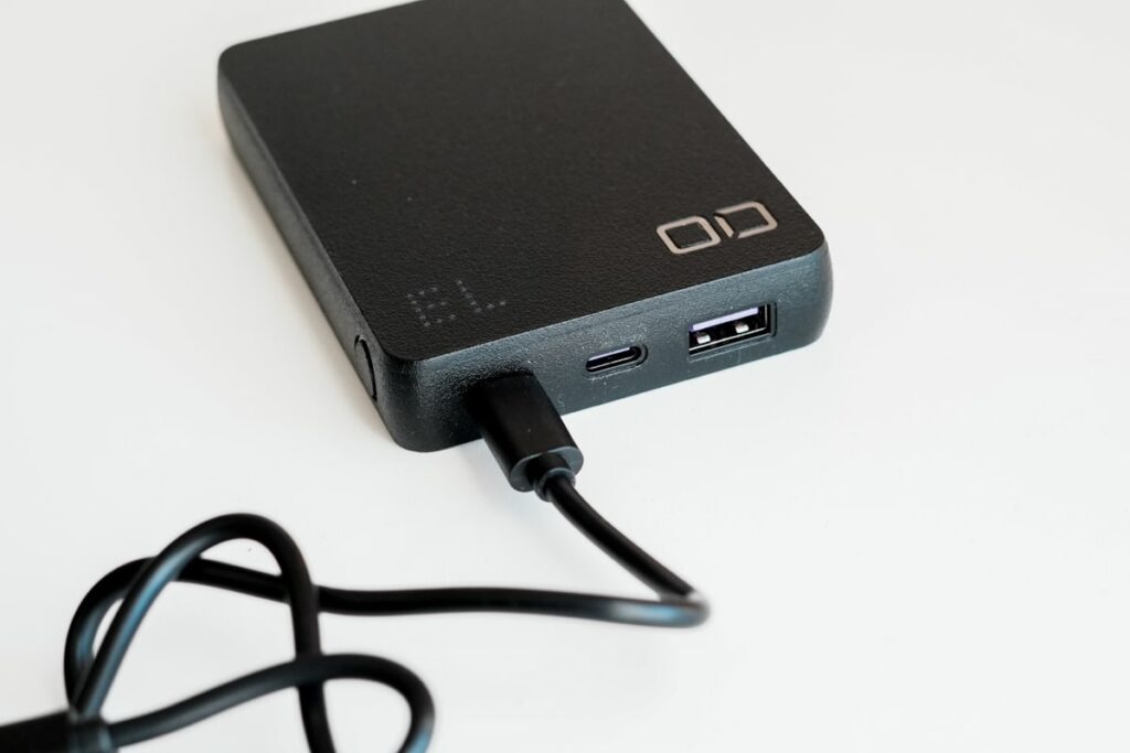 パススルー対応で本体を充電しながら、他端末を充電できる