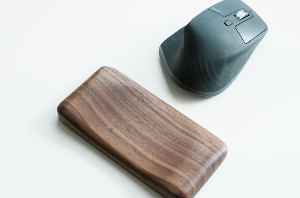 木製なので硬いから、それなりに手首が痛い