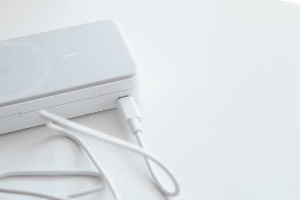 パススルーに対応していてモバイルバッテリーを充電しながら接続機器を充電できる