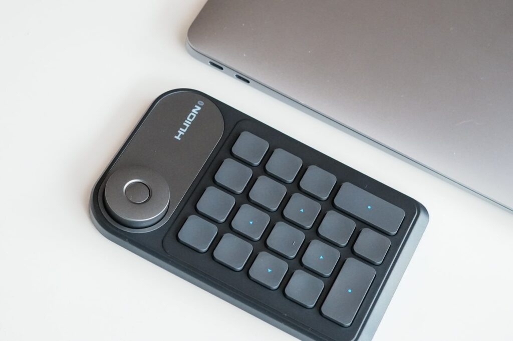 PC/iPadで使える！ハイエンド左手デバイス「HUION Keydial mini