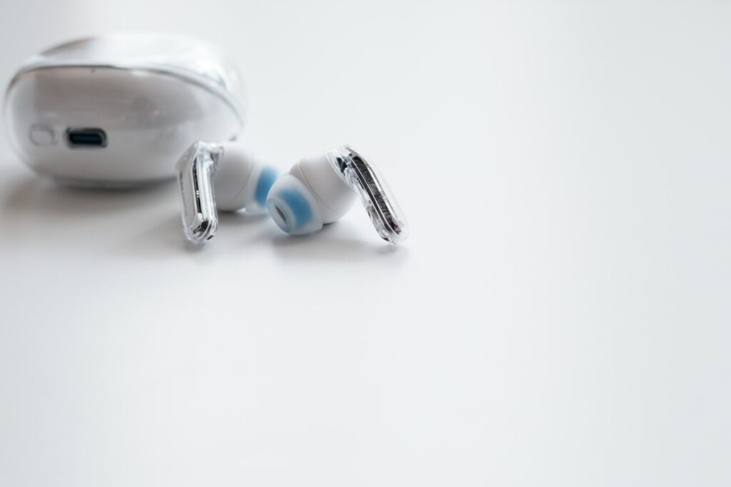 高価な機能はついていない(ノイズキャンセリング、ワイヤレス充電、マルチポイント)