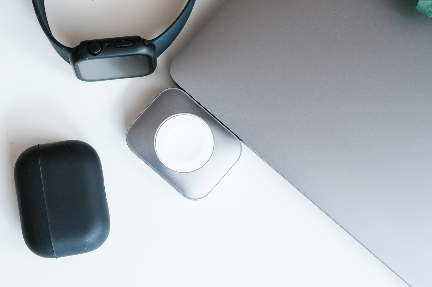 【レビュー】Satechi 2 in 1 Apple Watch & AirPods ワイヤレス充電ドックは両面に充電機能が搭載されたアイテム