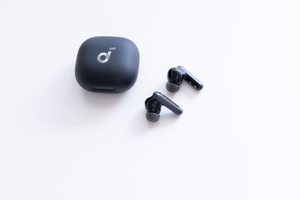 ノイズキャンセリング、マルチポイント、ワイヤレス充電など機能十分