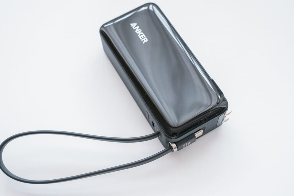 USB-Cケーブル一体型でストラップになって持ち運びに便利