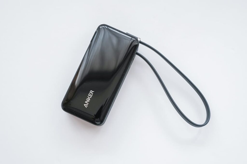 10000mAhの大容量でiPhone15を約2回分充電できる