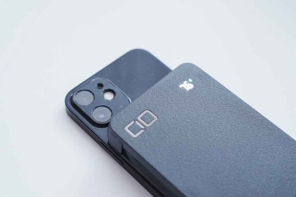 MagSafe対応でiPhone12以上なら背面にくっついてワイヤレス充電できる