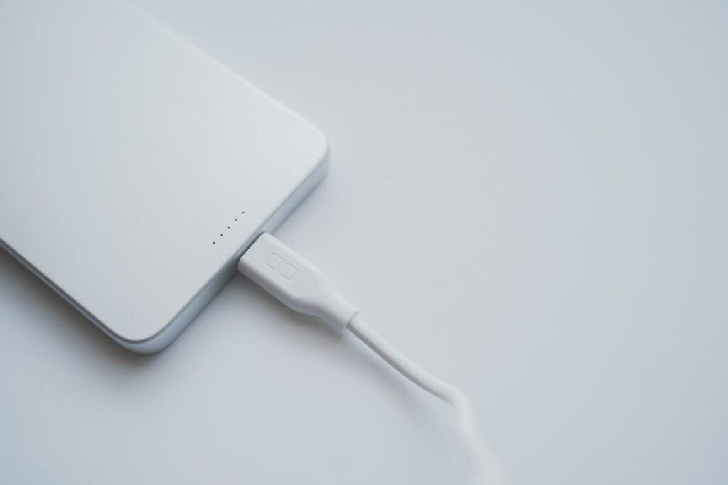パススルー対応で本体を充電しながら、端末を充電できる