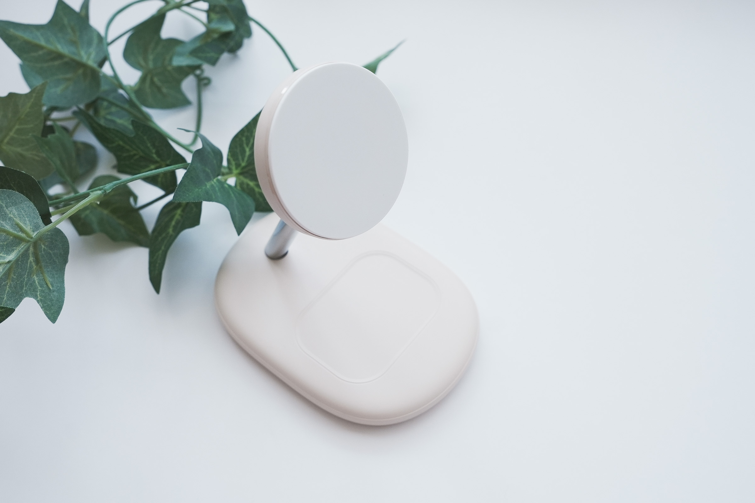 MOTTERU 2in1 マグネット式 ワイヤレス充電器は、iPhoneとAirPodsを同時に充電できるおしゃれなスタンド
