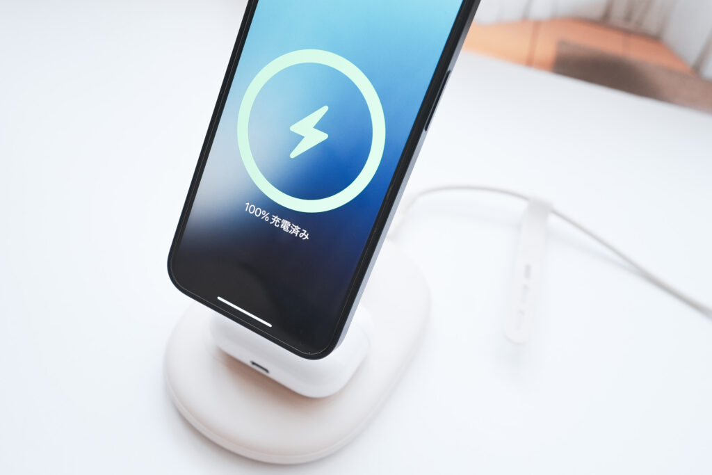 充電しながらエンタメも仕事も!縦横自在なスタンド機能が快適すぎる