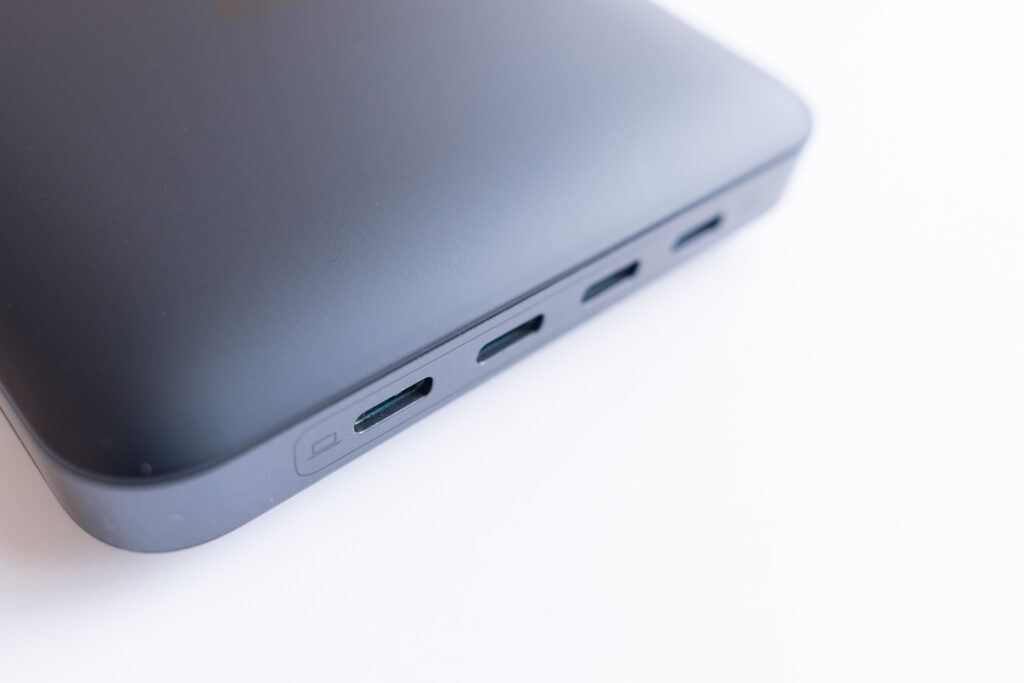 USB-C x 3 & USB-A x 3 の全6ポート搭載で、充電器はこれ一台で完結