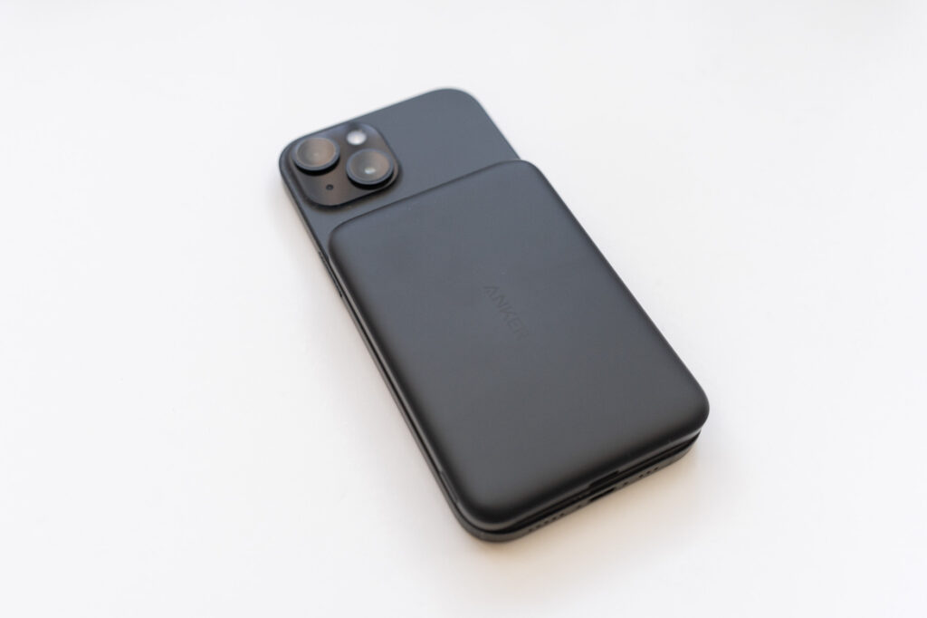 iPhoneにピタッとくっつくMagSafe充電でケーブルいらず
