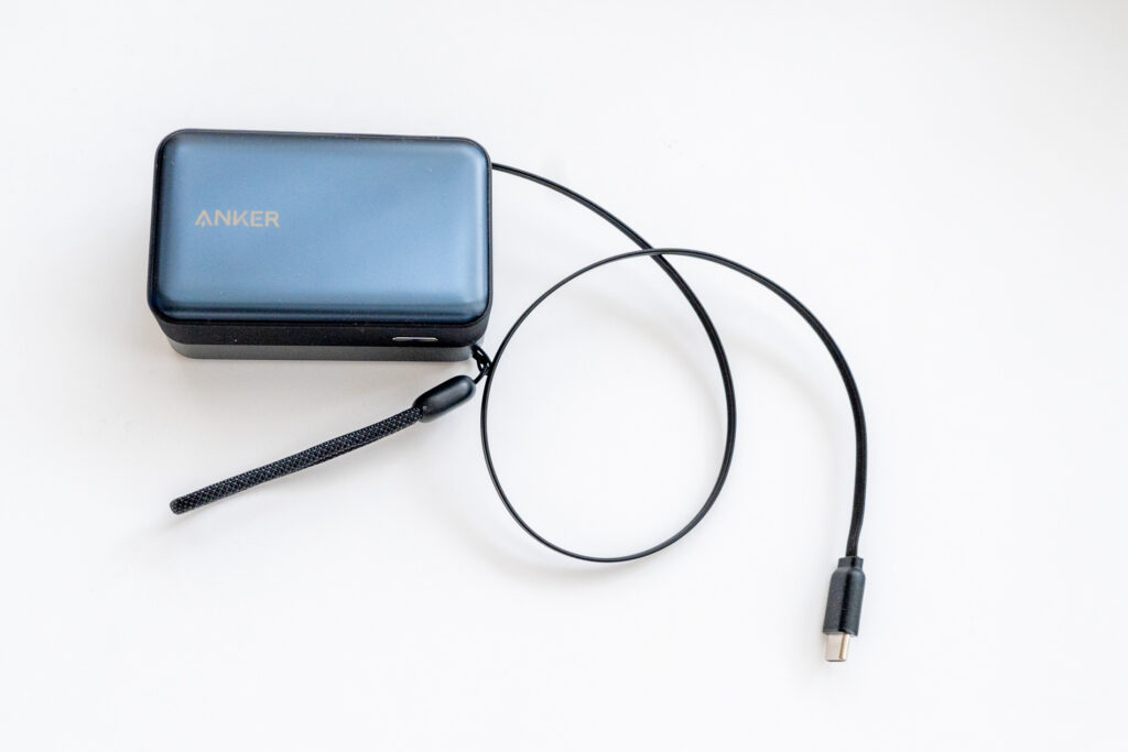巻取り式USB-Cケーブル内蔵で、荷物がスッキリ