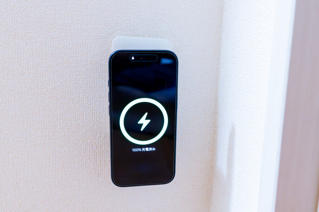 次世代規格「Qi2」対応でiPhoneを最大15W高速ワイヤレス充電