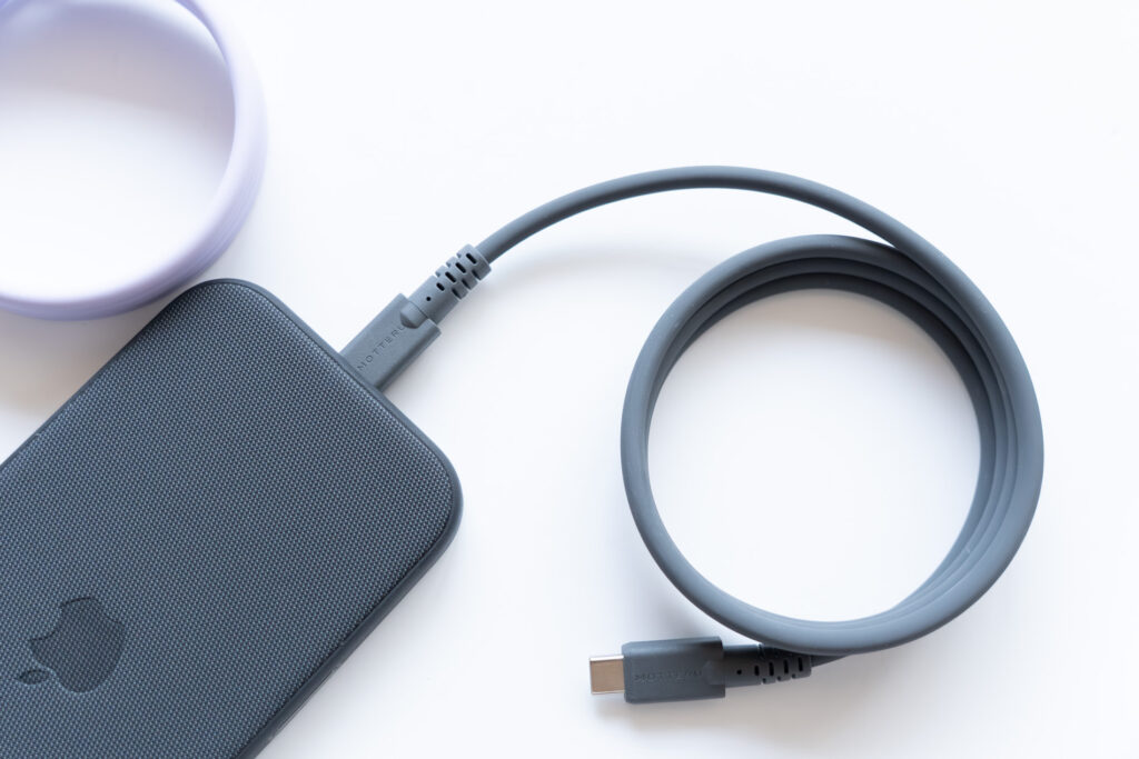 MOTTERU マグネットシリコンケーブル（240W対応／USB-C to USB-C）