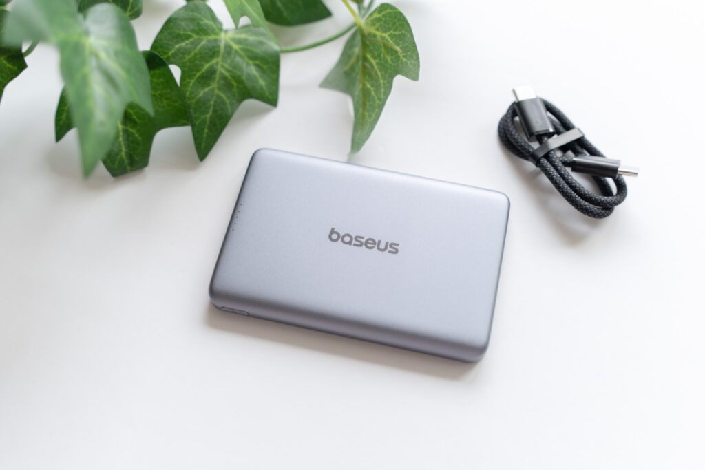 【レビュー】Baseus PicoGo AM41 超薄型マグネット式モバイルバッテリー（5000mAh）はiPhone17で使える！