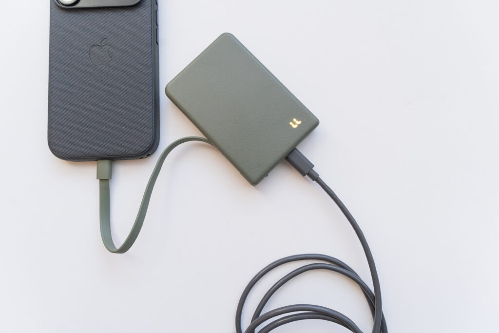 コンセントが一つでもOK!便利なパススルー充電