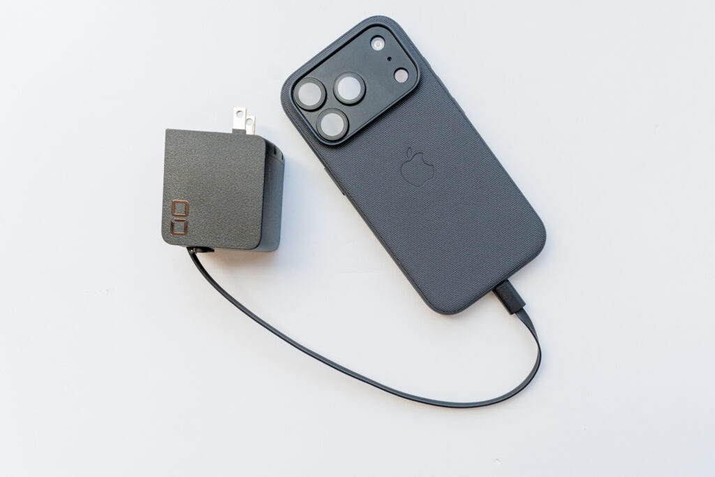 USB-Cケーブルを引っ張り出して使用します。