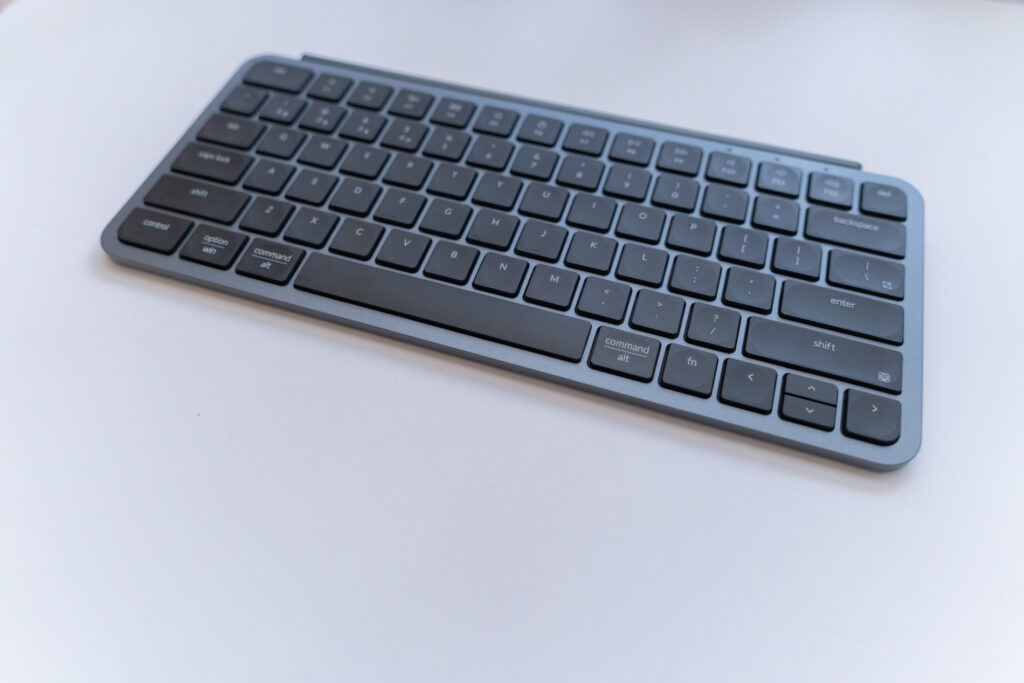 デスクが広くなる、驚異的な薄さと軽さ