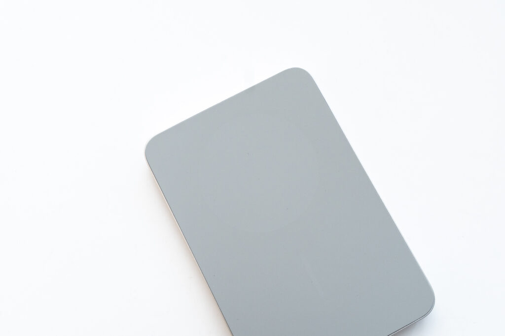 充電忘れを防止する「パススルー充電」対応