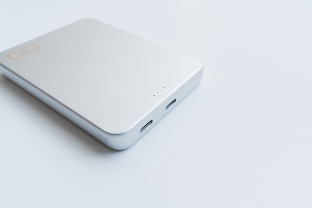 完全パススルー充電対応で効率的