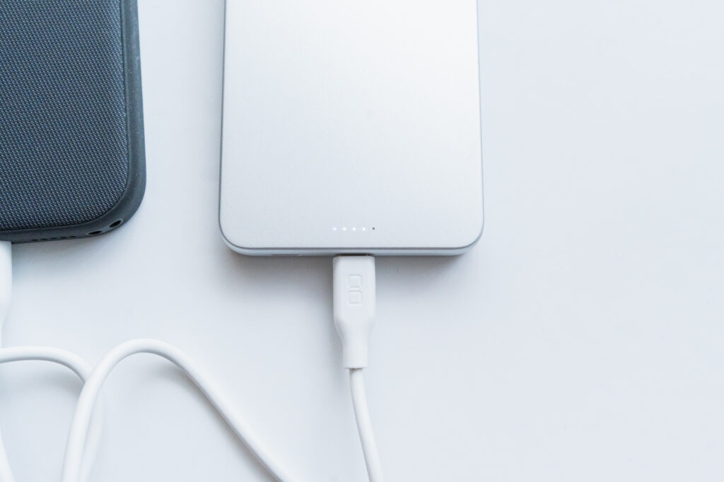 完全パススルー充電対応で効率的