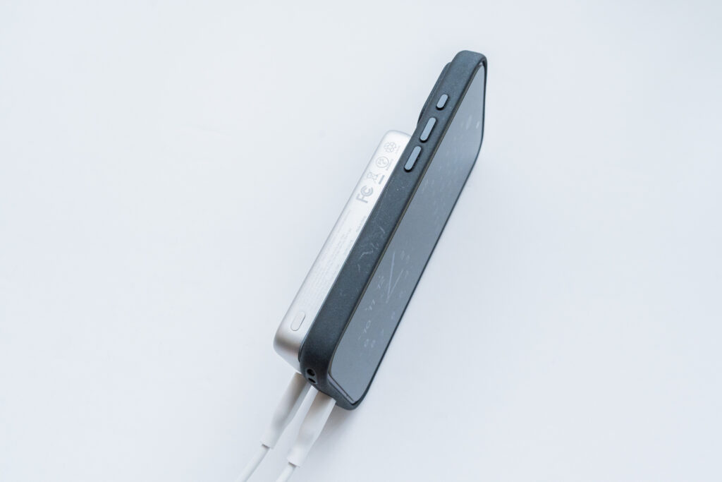 約11mmのスリム設計で持ち運びが快適