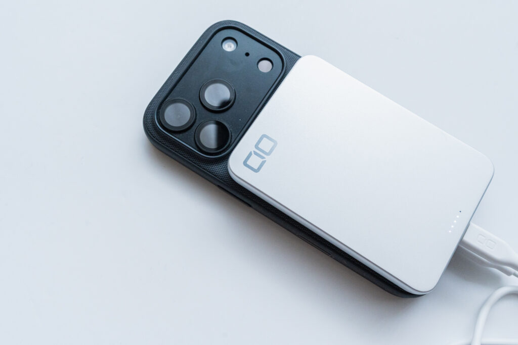 マグネットでスマホにくっつくので持ち運びもラク