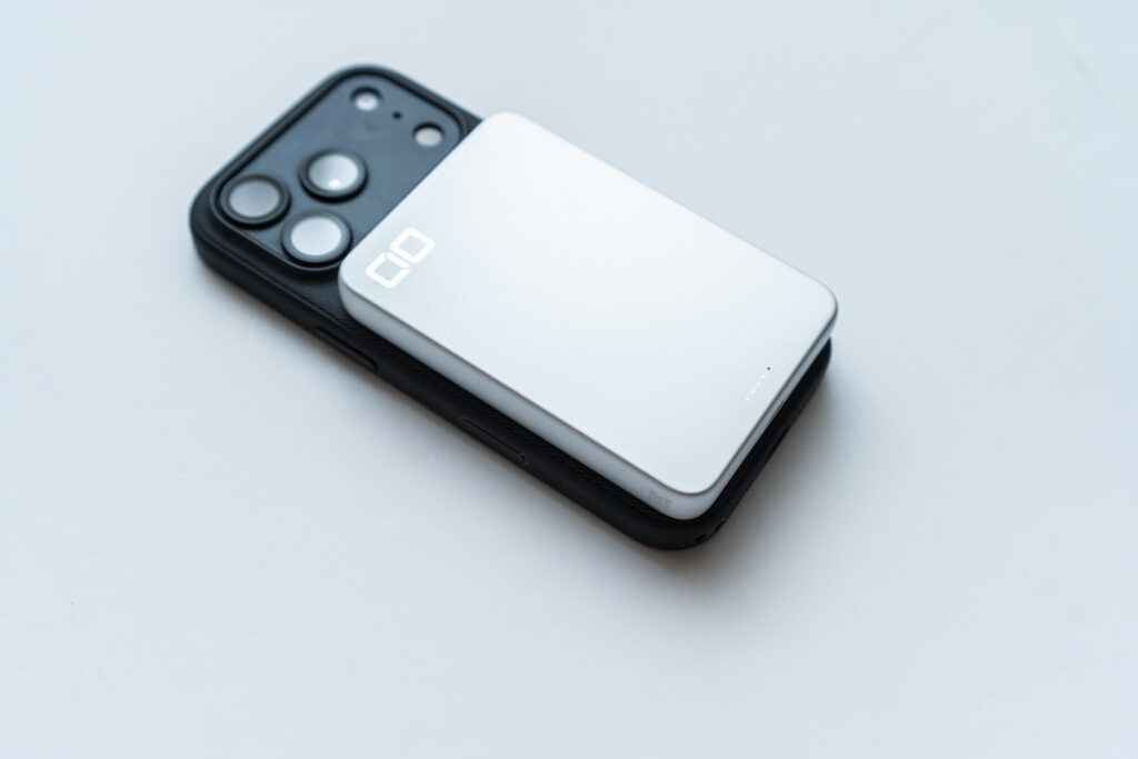 マグネット吸着のワイヤレス充電がとにかく便利