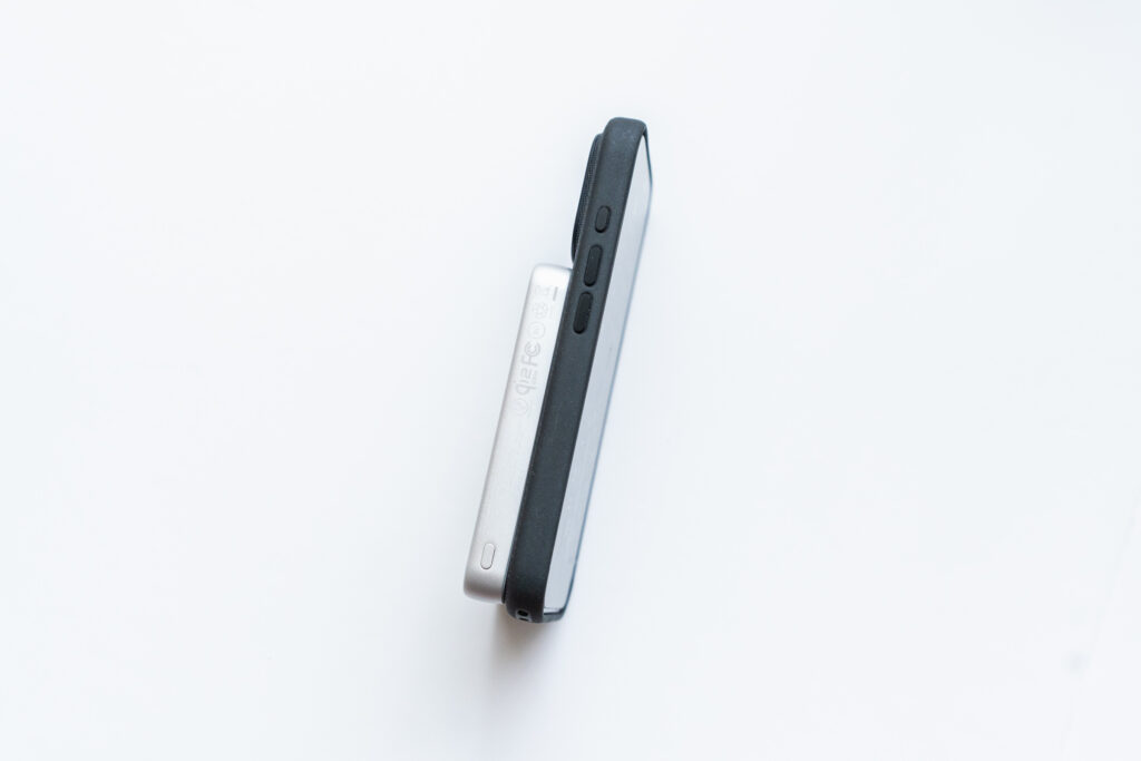 約12mmの薄型デザインで持ち歩きやすい