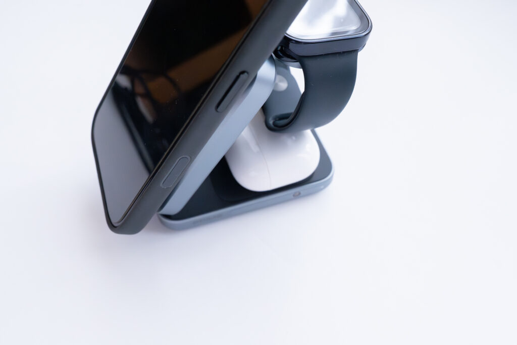 iPhone・Apple Watch・AirPodsの3台まとめて充電できる