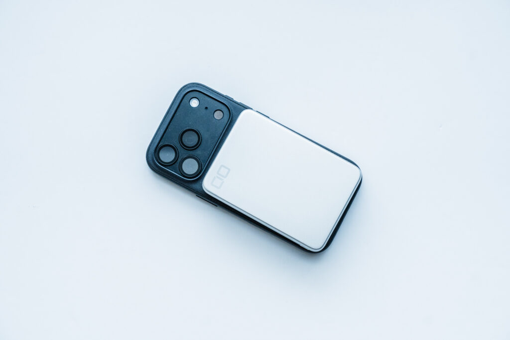 マグネット吸着で「ながら充電」が快適